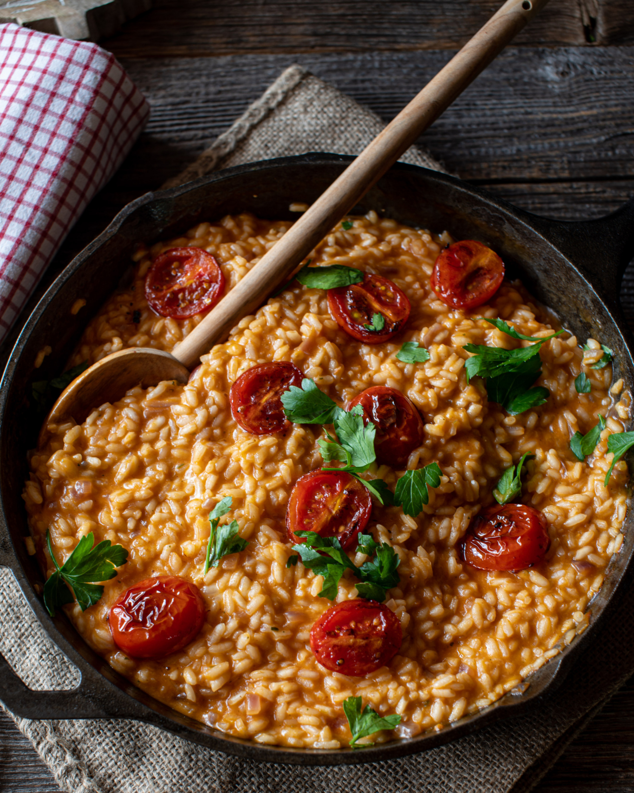 Risotto met kerstomaten, rucola, parmezaankrokantje en peterseliecoulis